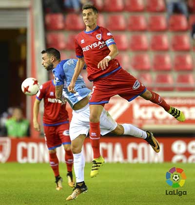 Jugadores del Numancia y del Málaga pugnando por un balón